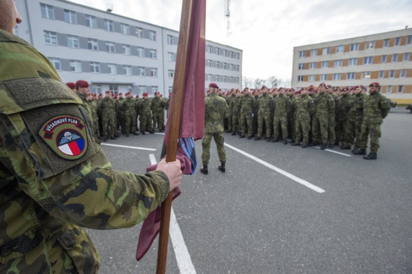 Antimonopolní úřad pozastavil zakázku na nákup aut pro výsadkáře