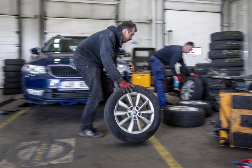 Zájem o přezouvání na zimní pneu v půlce října stoupl meziročně o 40 procent