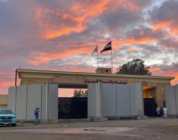 Přechod Rafáh se v pátek otevře pro humanitární pomoc, uvedla AFP