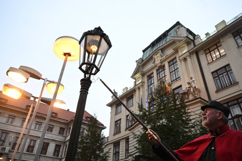 Na pražském Mariánském náměstí mohou lidé vidět výstavu lamp