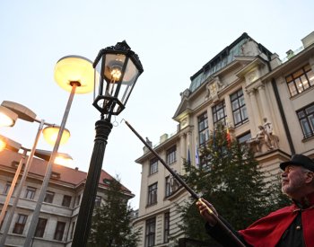 Na pražském Mariánském náměstí mohou lidé vidět výstavu lamp