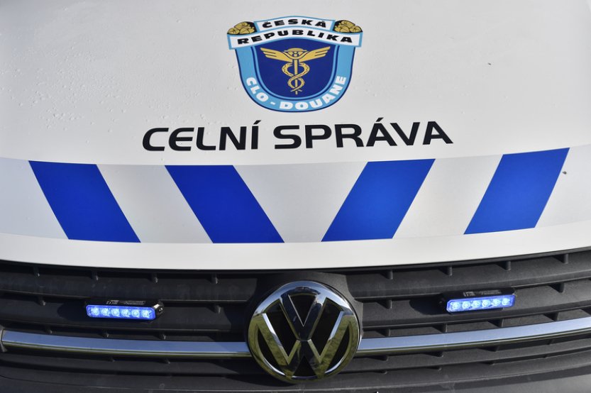 Středočeští celníci pronásledovali auto s běženci, řidič jízdou ohrožoval ostatní