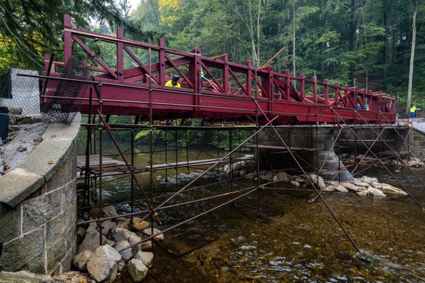 V Babiččině údolí znovu staví památkově chráněný Červený most