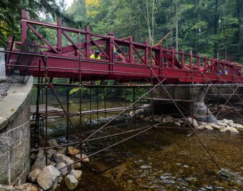 V Babiččině údolí znovu staví památkově chráněný Červený most