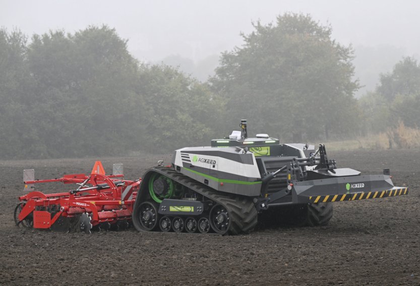 Na českém trhu je první robotický traktor bez řidiče