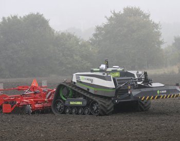 Na českém trhu je první robotický traktor bez řidiče