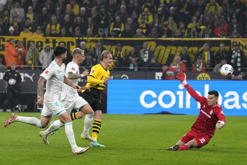 Dortmund udolal Brémy a vede bundesligu, Werderu chyběl Pavlenka