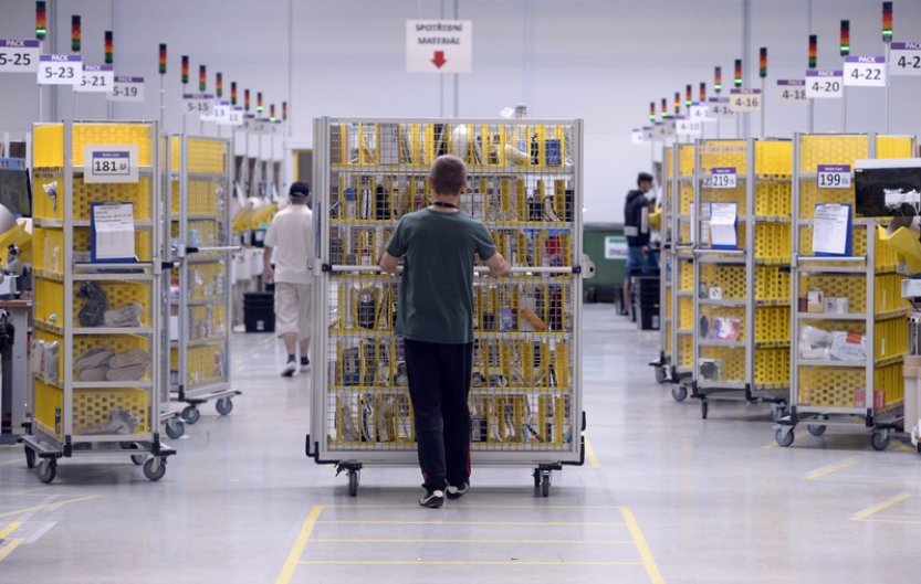 Amazon zkouší ve skladech humanoidní roboty, zaměstnanci se bojí o práci