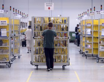Amazon zkouší ve skladech humanoidní roboty, zaměstnanci se bojí o práci