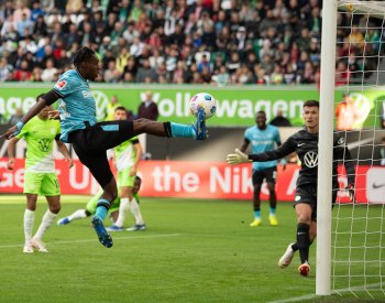 Leverkusen vyhrál ve Wolfsburgu a vede, Schick už byl na lavičce