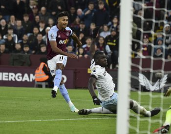 Aston Villa porazila West Ham 4:1 a zvládla jedenáctý domácí ligový zápas v řadě