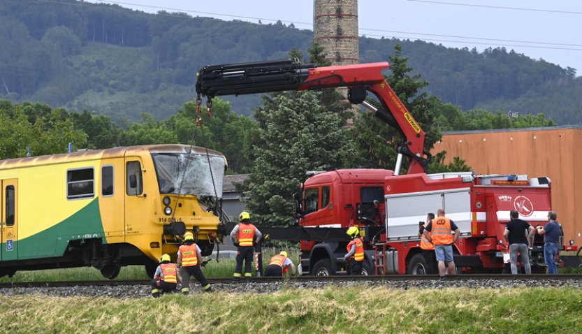 Vykolejený vlak se hasiči pokusí vrátit na kolej, nejspíše jeřábem