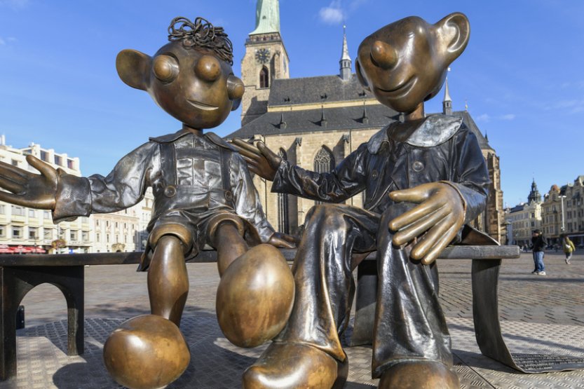 Na náměstí v Plzni se vrátila opravená socha Hurvínka, již mladíci ukopli hlavu