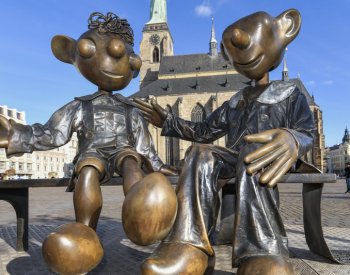 Na náměstí v Plzni se vrátila opravená socha Hurvínka, již mladíci ukopli hlavu