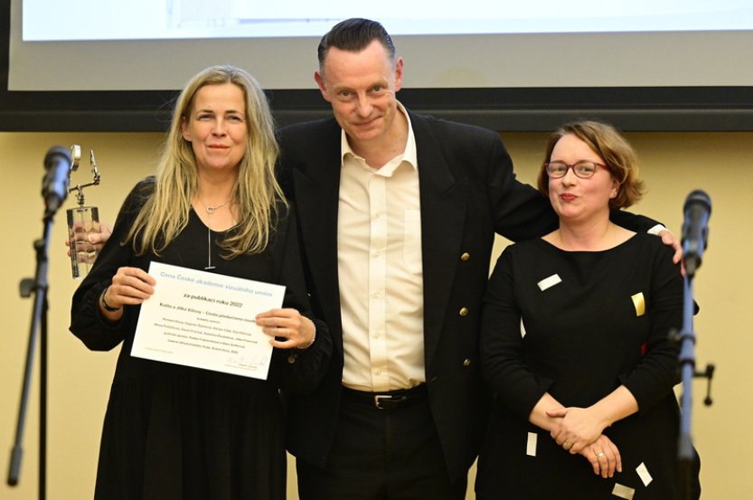 Akademie vizuálního umění ocenila výstavu a knihu o sestrách Válových