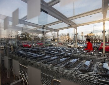 Ve státní svátek 28. října budou mít velké obchody ze zákona zavřeno