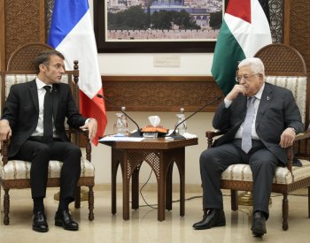 Macron po jednání s Netanjahuem a poté s Abbásem odletěl do Jordánska