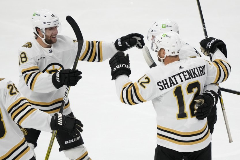 Zacha vstřelil v NHL gól Mrázkovi, výhru vychytali Dostál s Vaněčkem