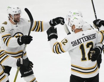 Zacha vstřelil v NHL gól Mrázkovi, výhru vychytali Dostál s Vaněčkem