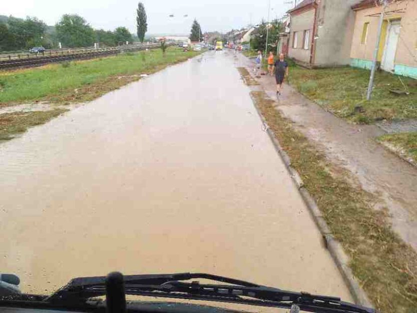 Hasiči po silných bouřkách čerpají vodu a bahno z domů v Nesovicích