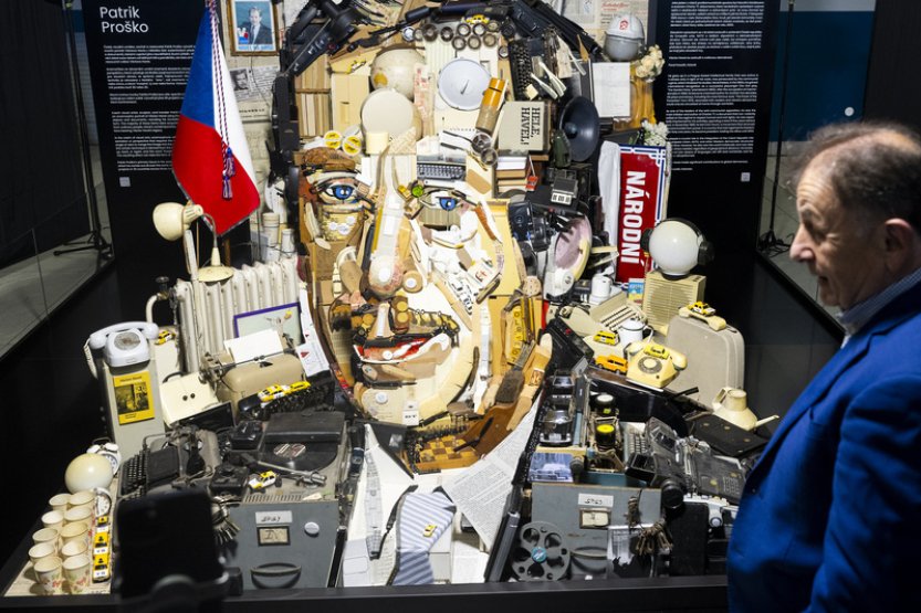 Na pražském letišti je ode dneška portrét Havla složený z tisíců předmětů