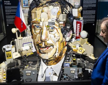 Na pražském letišti je ode dneška portrét Havla složený z tisíců předmětů