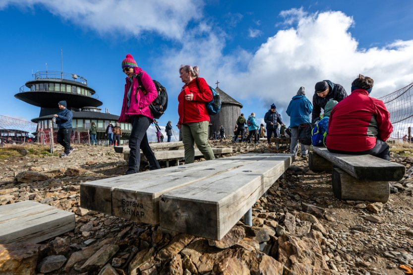 Projekt Zpřístupnění Sněžky je dokončen, součástí jsou zábrany či lavičky
