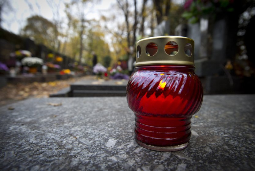 Svíčky a živé květiny na Dušičky letos zdražily, umělé květiny vyjdou levněji