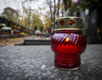 Svíčky a živé květiny na Dušičky letos zdražily, umělé květiny vyjdou levněji