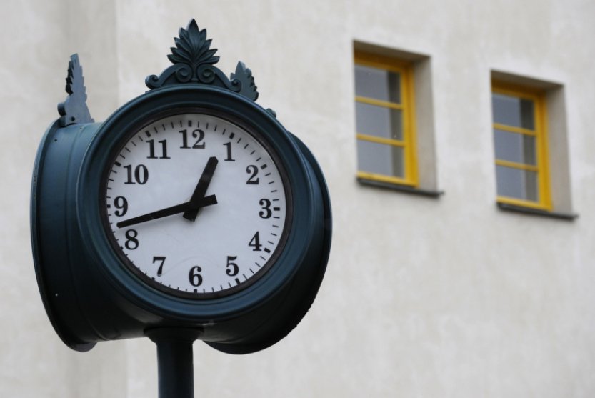 V neděli skončí letní čas, hodiny se posunou z 03:00 na 02:00