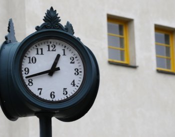 V neděli skončí letní čas, hodiny se posunou z 03:00 na 02:00