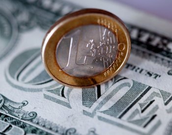 Koruna zpevnila k euru a mírně oslabila k dolaru