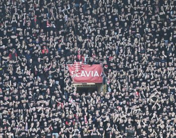 Fanoušci Slavie se přes zákaz sešli před Koloseem, k bojkotu utkání nesáhnou