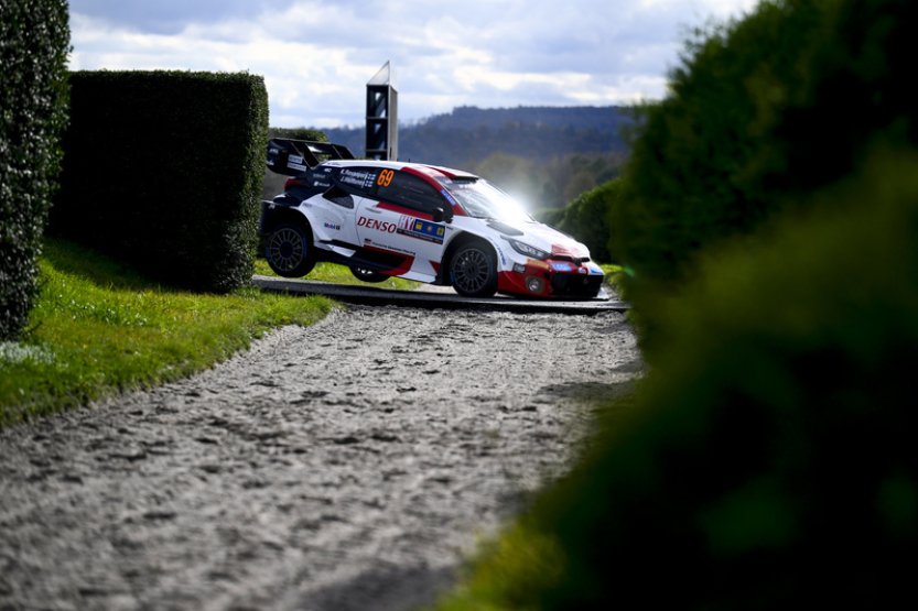 Jezdci si při premiéře rallye v Česku užili i pražské zácpy