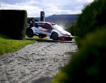 Jezdci si při premiéře rallye v Česku užili i pražské zácpy