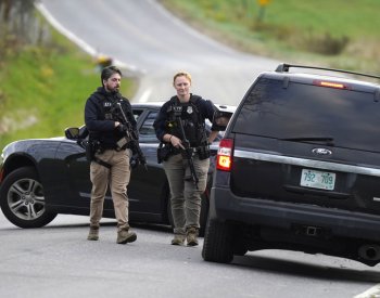 Ve Spojených státech pokračuje pátrání po střelci z Lewistonu