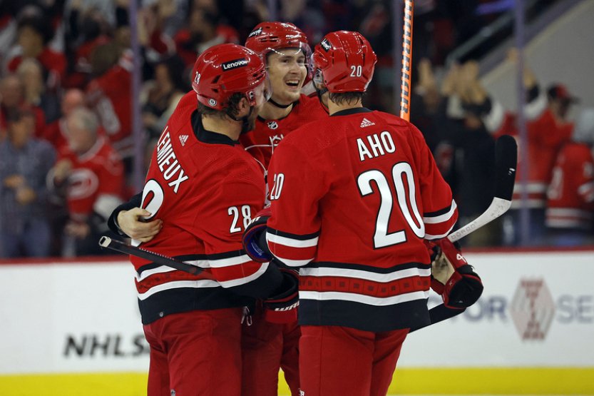 Nečas řídil v NHL dvěma góly výhru Caroliny, skórovali i Pastrňák a Gudas