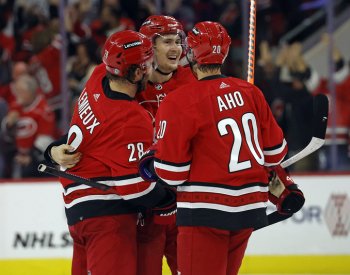 Nečas řídil v NHL dvěma góly výhru Caroliny, skórovali i Pastrňák a Gudas