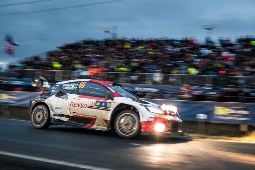 Deštivou Středoevropskou rallye vede v polovině etapy Rovanperä