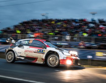 Deštivou Středoevropskou rallye vede v polovině etapy Rovanperä