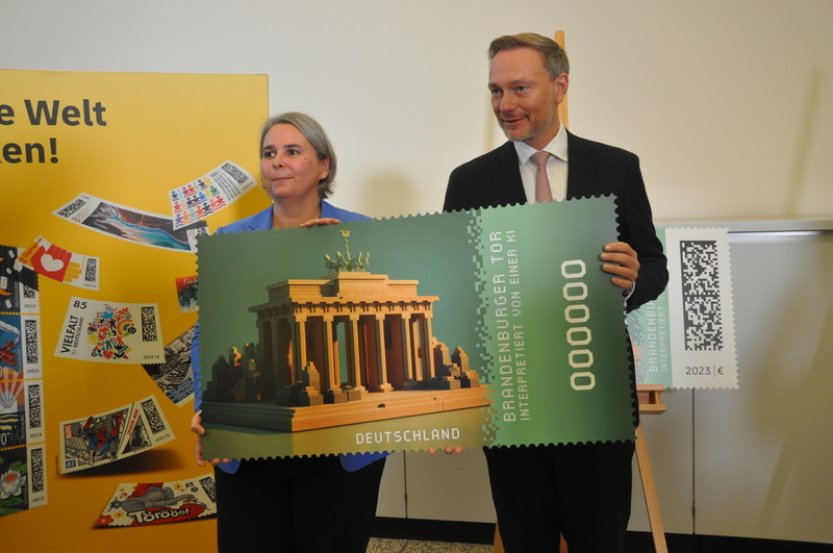 Německá pošta vydává svou první kryptoznámku, motivem je Braniborská brána