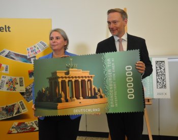 Německá pošta vydává svou první kryptoznámku, motivem je Braniborská brána