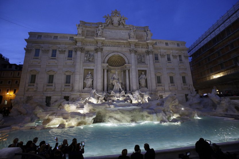 Římská radnice zvažuje omezit přístup k Fontáně di Trevi po skoku turisty