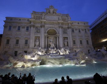 Římská radnice zvažuje omezit přístup k Fontáně di Trevi po skoku turisty