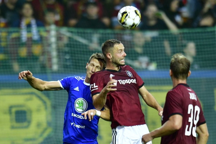Fotbalisté Sparty budou hájit vedení v Mladé Boleslavi, Slavii čekají Bohemians