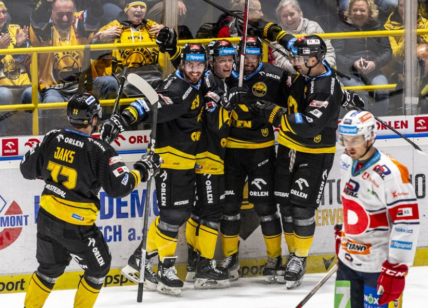 Litvínov ve šlágru kola porazil Pardubice 4:1 a vystřídal je v čele extraligy