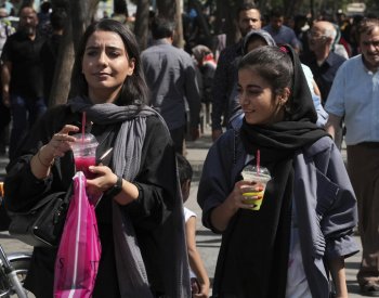 V Íránu zemřela dívka zraněná před měsícem možná po střetu s mravnostní policií