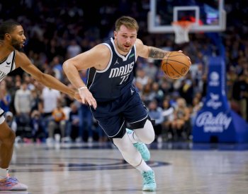 Dončič v NBA pomohl Dallasu k výhře 49 body, první vítězství slaví Wembanyama