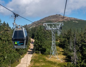 Silný vítr zastavil dnes dopoledne horní úsek kabinové lanovky na Sněžku