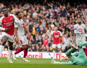 Arsenal i díky hattricku Nketiaha deklasoval Sheffield, Chelsea prohrála
